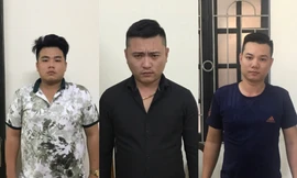 Ba đối tượng bị bắt giữ tại cơ quan công an. Ảnh.CA