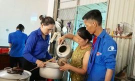 ​Nấu cơm trưa miễn phí cho các sĩ tử có hoàn cảnh khó khăn