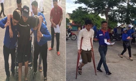 Nam sinh ngồi xe lăn, chống gậy tham gia kỳ thi THPT quốc gia
