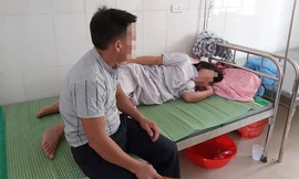 Chị Tình và chồng bần thần, đau đớn khi nhận được con đã tử vong