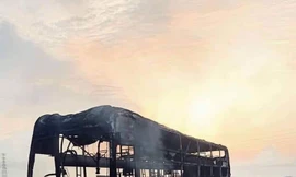 Xe khách cháy trong đêm, 10 người thoát chết