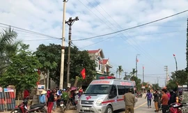 Dựng cây nêu đón Tết, 3 anh em bị điện giật bỏng nặng