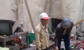 Nghi pháo tự chế phát nổ làm bay mái nhà, 5 người thương vong