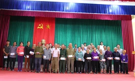 Báo Tiền phong trao 40 suất quà tri ân thương binh liệt sĩ