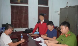 Lê Anh Chiến (bên trái) tại cơ quan điều tra - Ảnh: Công an Hà Tĩnh