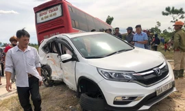 Xe khách đâm ô tô lao lên vỉa hè, hàng chục người hoảng loạn