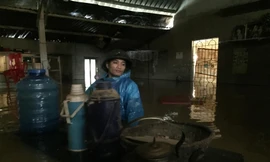 Vận chuyển mì tôm, lương khô vào cứu trợ người dân rốn lũ