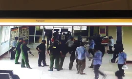 Hai đối tượng bị Công an khống chế đưa về trụ sở