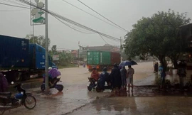 Mưa lớn kéo dài, Quốc lộ 1A bị tê liệt nhiều giờ