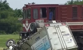 Xe tải bị tàu hỏa đâm bay 100 mét, tài xế đứt lìa chân