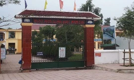 Bé lớp 1 mới nhập học một tháng bị ép xuống lớp mầm non