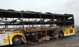 Xe giường nằm đang chạy bốc cháy dữ dội, tài xế bung cửa cho khách thoát nạn