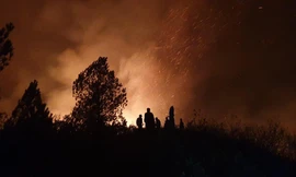 Gần 500 người trắng đêm chặn lửa tại núi Mồng Gà 