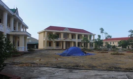 Trường hơn 16 tỷ bỏ hoang người dân tận dụng phơi rơm nuôi gà