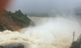 Hà Tĩnh: Mưa lớn, thủy điện Hố Hô xả tràn trắng xóa, 8 xã bị ngập cục bộ