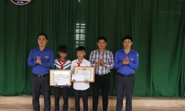 Tỉnh Đoàn Hà Tĩnh tặng bằng khen cho hai em học sinh cứu người 