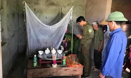 Người chồng phát hiện vợ và con trai tử vong dưới khe nước