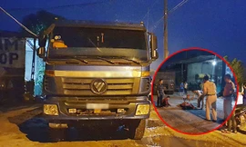 Chui xuống gầm xe đầu kéo lấy kích, vợ chủ gara bị xe lùi cán tử vong