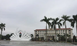 Đi dạo ở quảng trường, bị thanh sắt dài 2 m 'từ trên trời' rơi vào mặt 