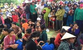 Người thân gia đình anh Thành đau đớn trước sự ra đi bất ngờ của cả gia đình anh