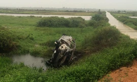 Phát hiện xe ô tô cháy rụi bất thường bên đường