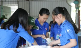 Hàng trăm suất cơm trao tay ấm lòng sĩ tử đi thi THPT quốc gia