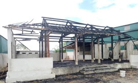 Ngôi nhà gỗ vừa hoàn thiện chuẩn bị khai trương quán cơm bị hàng xóm đối cháy