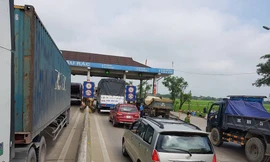 Nhân viên BOT Cầu Rác từ chối bán vé vì tài xế dùng tiền xu