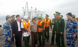 Cứu 11 thuyền viên trôi dạt trên biển