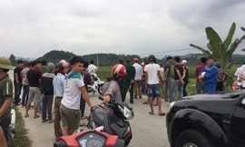 Cảnh sát vây bắt nhóm đối tượng ôm súng cố thủ nhiều giờ trong xe