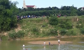 Hai cha con đuối nước tử vong khi đi cào hến trên sông