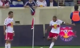 Henry ghi bàn từ chấm phạt góc