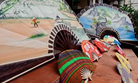 Xem nghệ nhân 'làng bách nghệ' thổi hồn cho quạt giấy