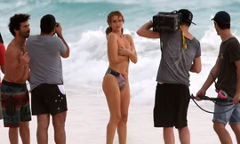 6 tháng sau sinh, vợ ‘Người vận chuyển’ khoe dáng táo bạo trước biển