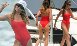 Ngưỡng mộ dáng vóc như đôi mươi của siêu mẫu Anh sinh 3 con 