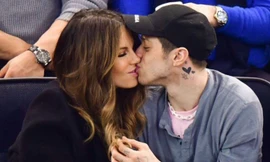 Mỹ nhân 'Trân Châu Cảng' quấn quýt bạn trai trẻ kém 20 tuổi