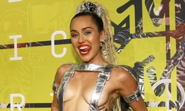 Ngã ngửa với thời trang khoe thân ‘kinh dị’ của Miley Cyrus