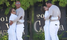 Jennifer Lopez và bồ trẻ hôn đắm đuối, quấn quýt không rời