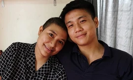 Người chồng cạo đầu để cùng vợ chiến đấu với ung thư