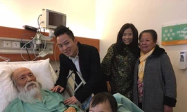 Ca sĩ Tùng Dương đến thăm và hát tặng thầy Văn Như Cương