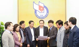  Ban tổ chức Giải báo chí toàn quốc “Báo chí với công tác đấu tranh, phòng chống tham nhũng lãng phí” trao đổi về việc chọn các tác phẩm đoạt giải hôm 20/12. 