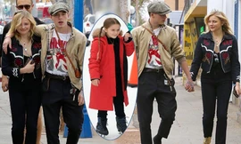 Cậu cả nhà Beckham tình tứ bạn gái, cô út Harper thích thú trượt tuyết