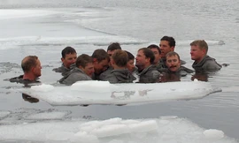 Lính Mỹ thường xuyên luyện tập trong nước lạnh để cơ thể khỏe mạnh và không sợ chấn thương. Ảnh: Business Insider 