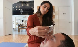 Huấn luyện viên ngủ Soda Kuczkowski làm việc với Brian Ellis ở trung tâm. Ảnh: NYP. 