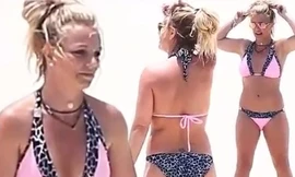 Britney Spears diện áo tắm khoe eo 'bánh mì', 'trồng cây chuối' trên biển
