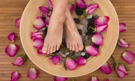 Tuyệt chiêu chăm sóc bàn chân mùa mưa 