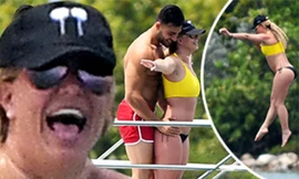 Britney Spears diện áo tắm cùng tình trẻ kém 12 tuổi tái hiện cảnh Titanic