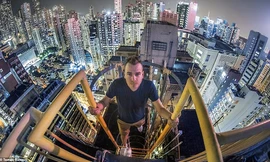 'Thót tim' xem anh chàng vắt vẻo trên nóc nhà cao tầng để chụp ảnh