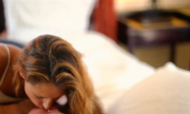 Vợ tôi trang điểm như 'ngáo ộp' trên giường