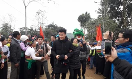 Thủ môn Bùi Tiến Dũng trong vòng tay gia đình. (Ảnh: Hoàng Lam)